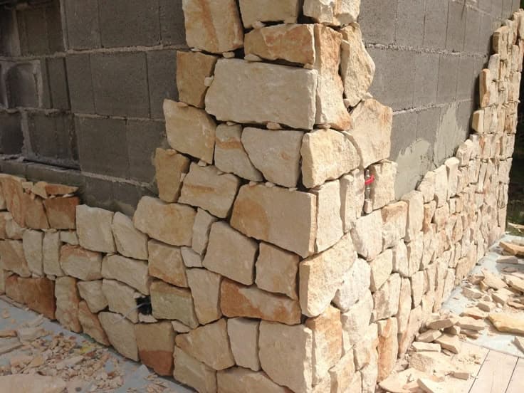 Přírodní kámen — stěna - realizace Ostrava