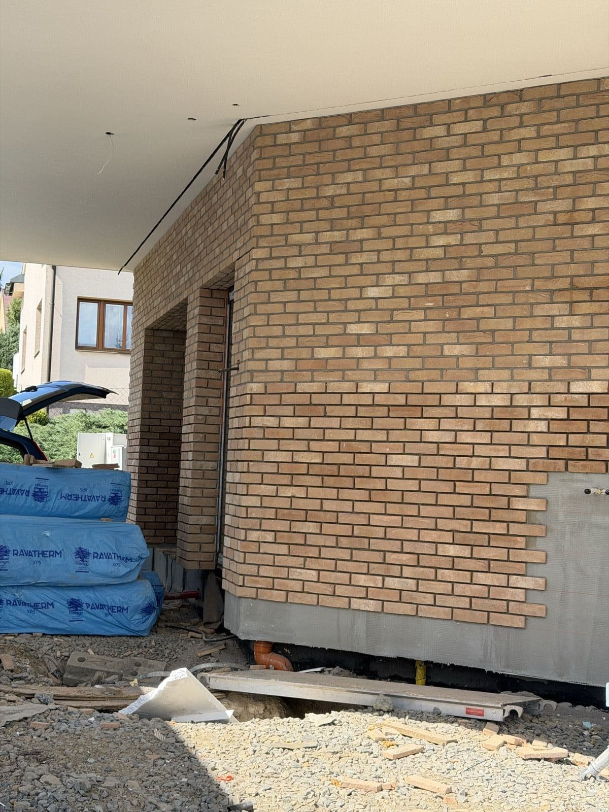 Cihlové pásky na fasádě — napojení rohu a soklu, klinker Ostrava