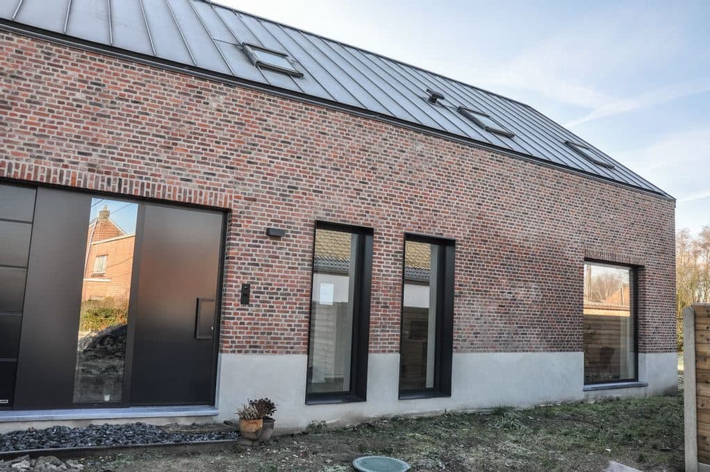 Klinker fasáda ze staré cihly s plechovou střechou