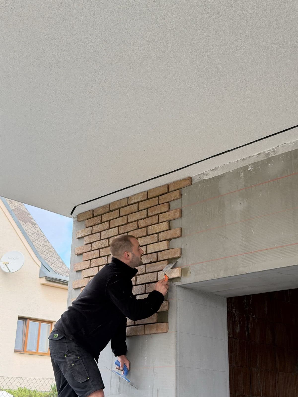 Pokládka cihlových pásků podle vodicích čar — klinker, práce v detailu