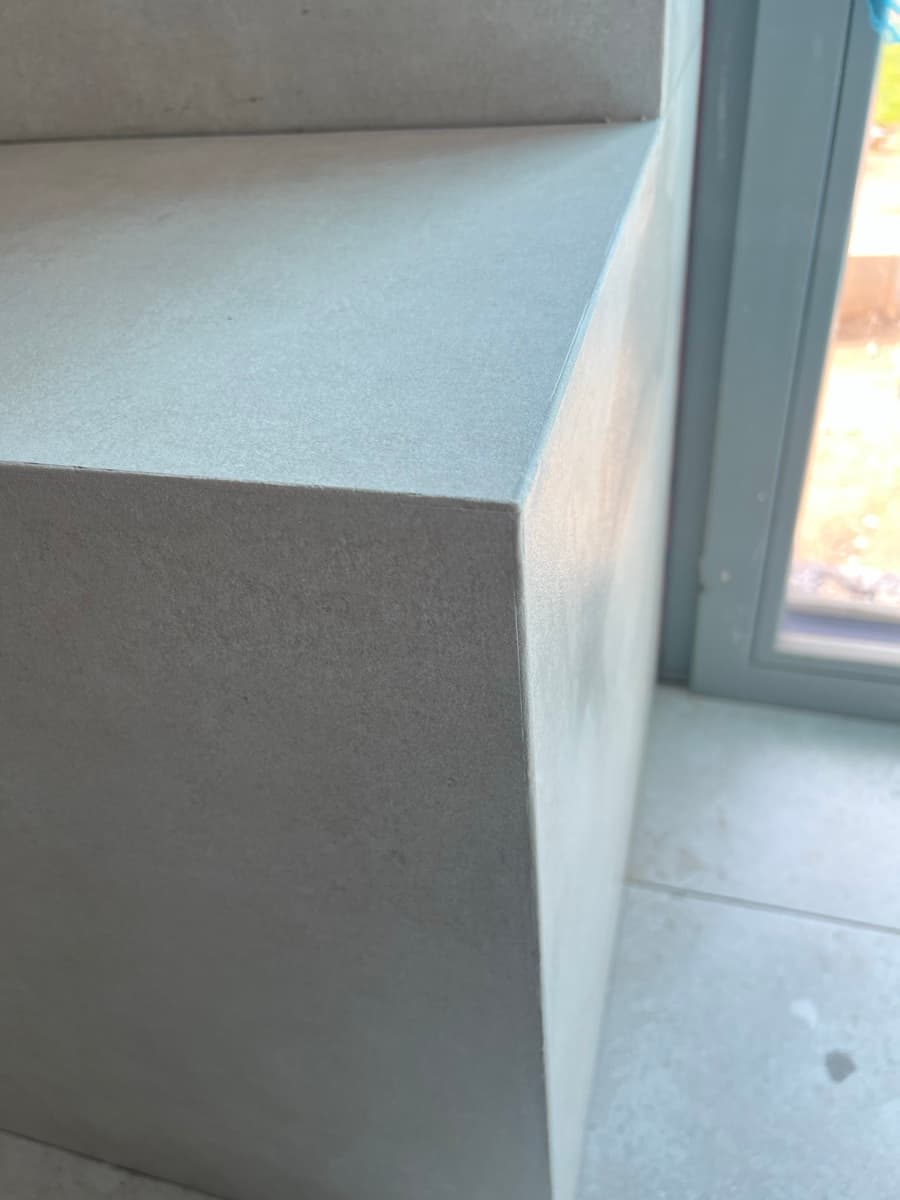 Parapet z velkoformátové dlažby — roh řezaný na 45°, bez ukončovací lišty — realizace OBK, Ostrava